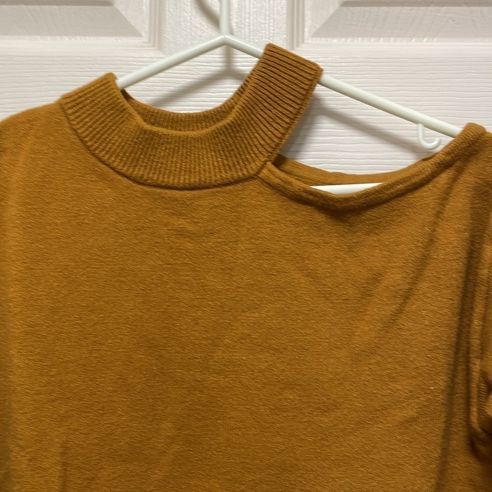 LE CHATEU | Cut Out Shoulder | Tan | Crewneck | Long Sleeve Sweater | Size L - Picture 2 of 11